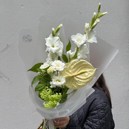 Букет из стойких цветов, гладиолусы, антуриум, экстома, вибурнум, малина