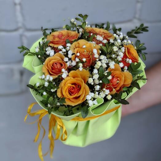 Букет ароматных роз с оформлением