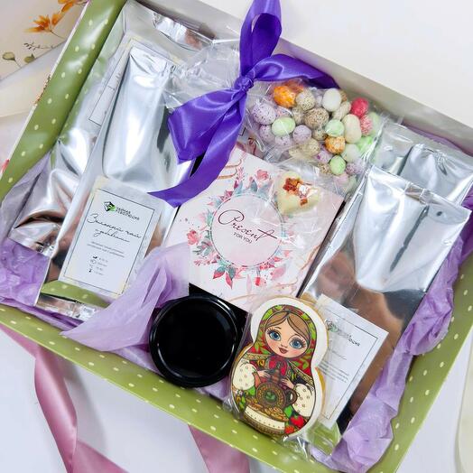 Подарочный набор большая коробка с чаем на 8 марта , мёдом, ассорти шоколада " Счастья !"