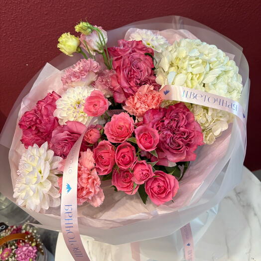 Нежный авторский букет в композиции кустовых роз