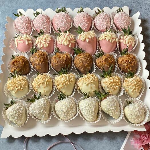 Подарочный набор Клубника в шоколаде ассорти Подарок близким 25-30 ягод🍓