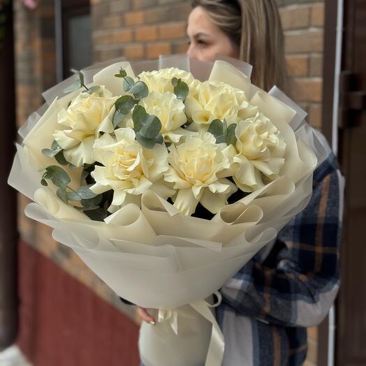 Букет с ажурными розами и эвкалиптом