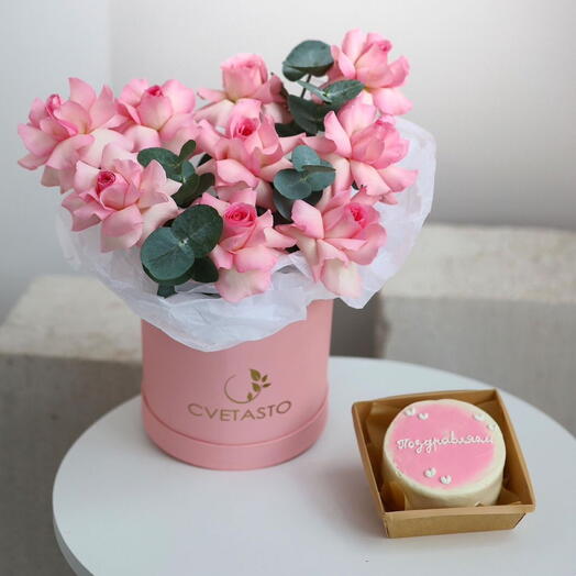 Розовые розы в коробке + бенто торт в подарок