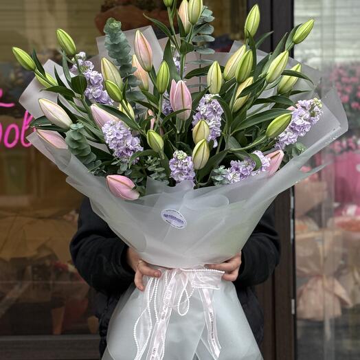 Букет из лилий и матиолы