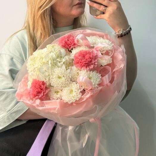 Букет из гортензии гвоздик и хризантемы