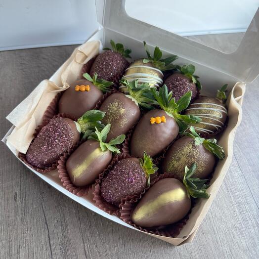 Набор из клубники в молочном шоколаде 12 штук