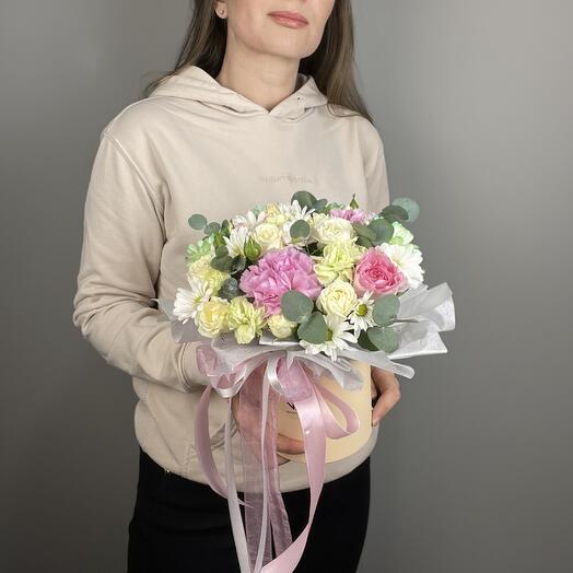 Цветы в коробке в розовой гамме
