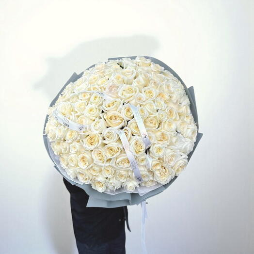 Роскошный букет белых роз