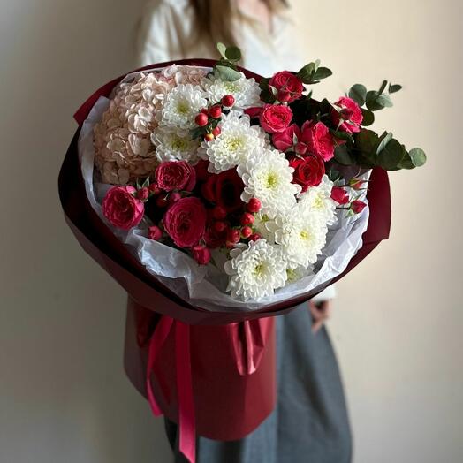 Букет "В красном оформлении"
