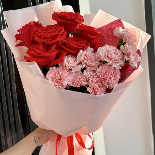 Букет с розами и диантусами