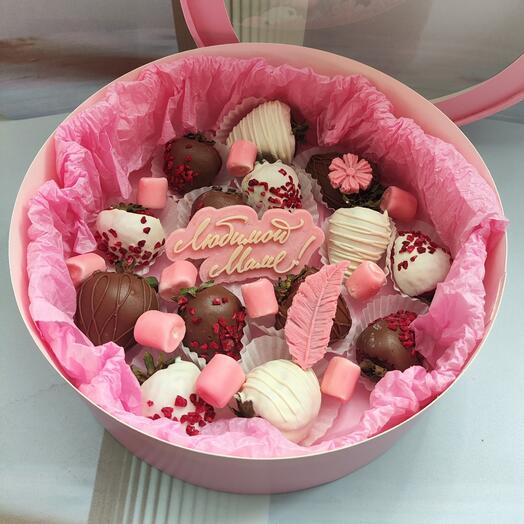 Клубника в шоколаде "Любимой маме!", набор из клубники и маршмеллоу в шоколаде Callebaut