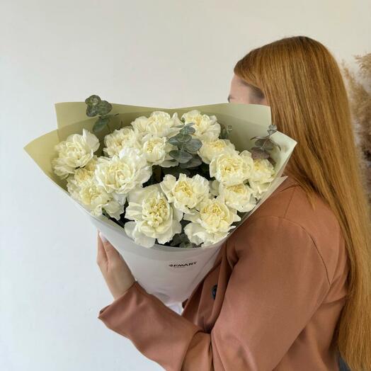 Белые диантусы с эвкалиптом