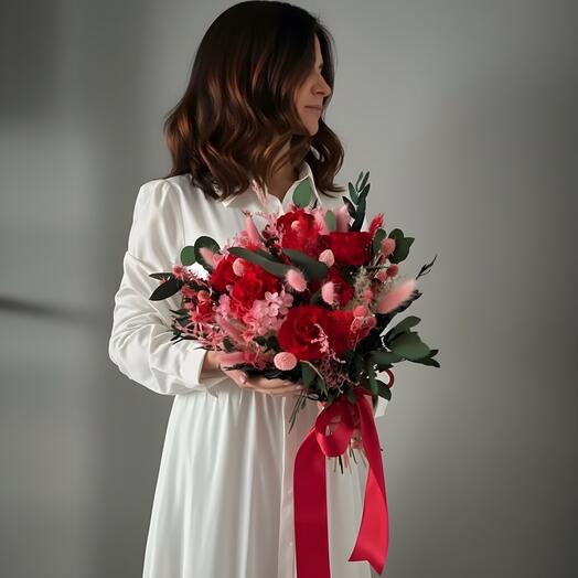 Букет из стабилизированных цветов и сухоцветов «Страсть»