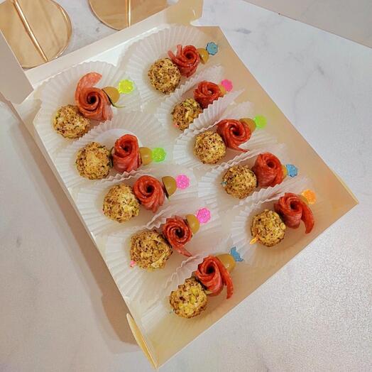 Сырное канапе в ореховой панировке с салями и оливками на шпажках 10 шт