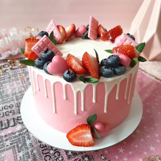 Торт 1,3 кг с ягодным и шоколадным декором на день рождения