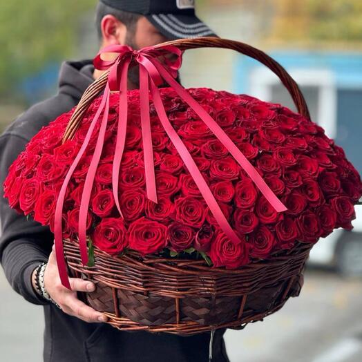 Корзина бордовых роз 101