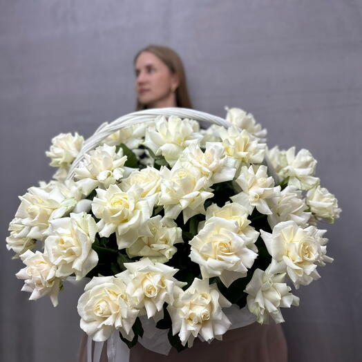 Cesta con 51 rosas blancas francesas