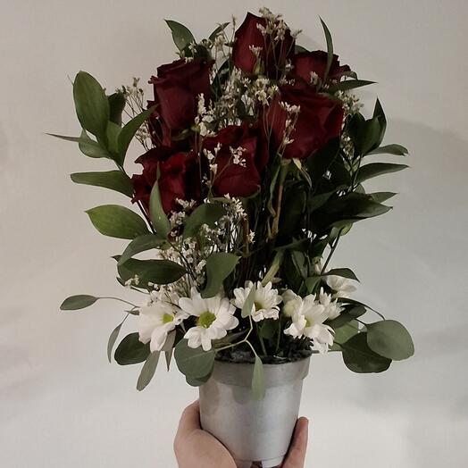 Композиция из бордовых роз