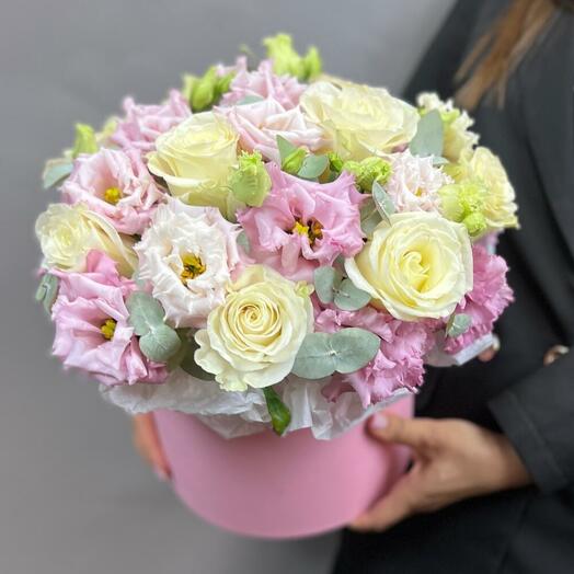 Коробка из белых роз и розовой нежной эустомы