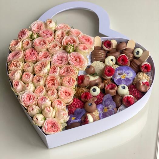 Сердце с клубникой в шоколаде и цветами