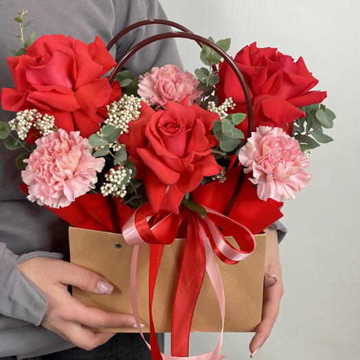 Яркая композиция с алыми французскими розами и диантусами