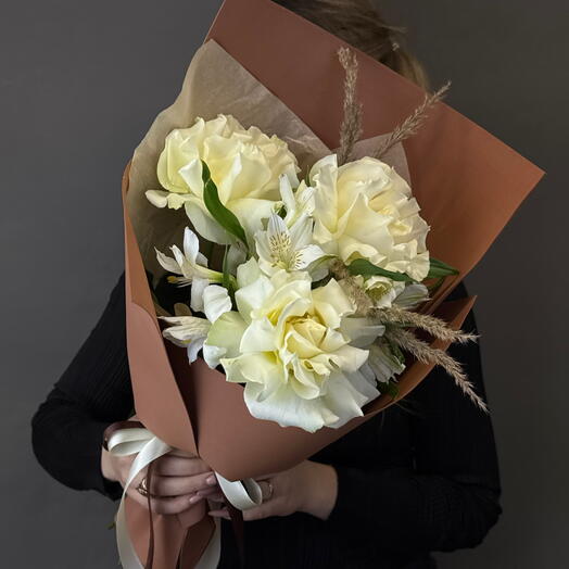 Букет с французской розой альстромерией