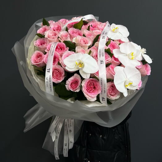 Орхидея Фаленопсис украшенная розами «Мандала»