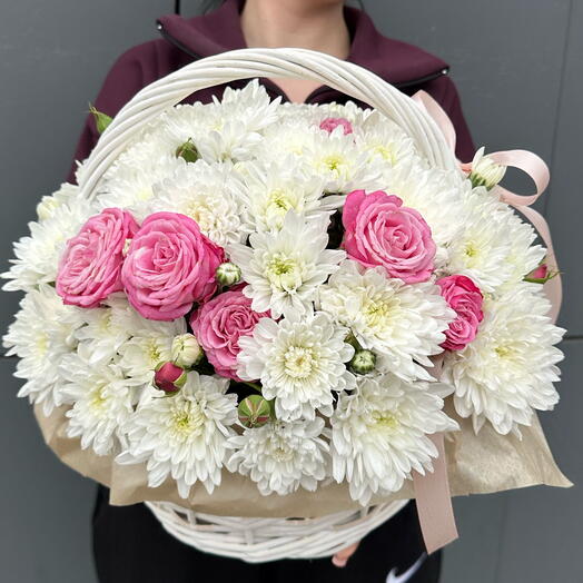 Цветы в корзине белые хризантемы и розы 🎀