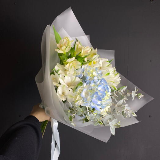 Воздушный букет с голубой гортензией и альстромерией в матовой упаковке