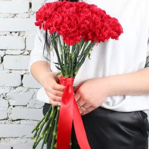 Bouquet of 19 red carnations