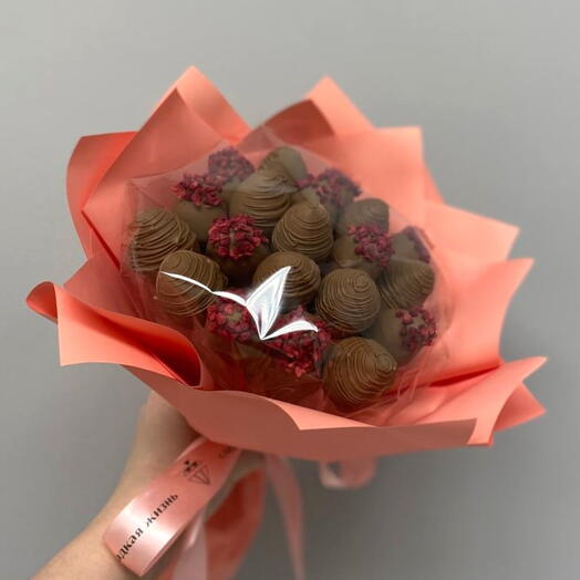 Букет клубники в шоколаде с сублимированной малиной