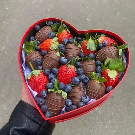 Сердце клубники в шоколаде Л