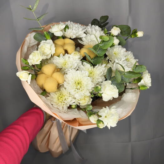 Стойкий букет из кустовых хризантем, гвоздик и хлопка