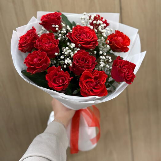 Букет алых роз