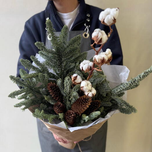 Зимний букет из нобилиса с шишками и хлопком