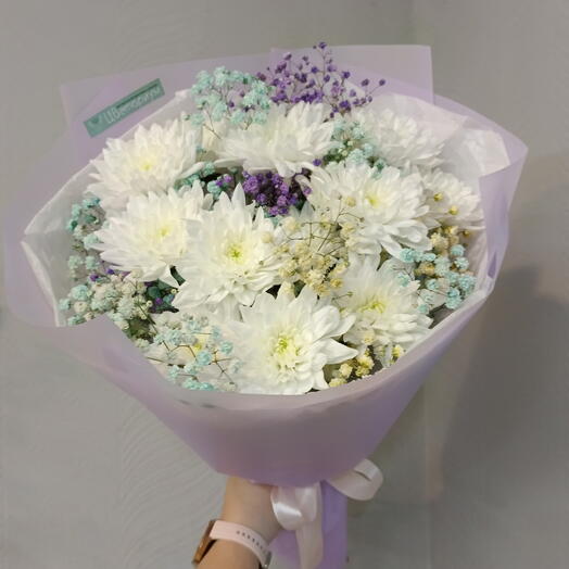 Букет из пушистой хризантемы и гипсофилы