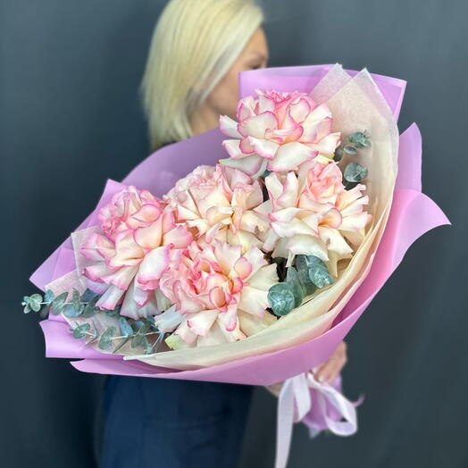 Букет из 5 французских роз с эвкалиптом