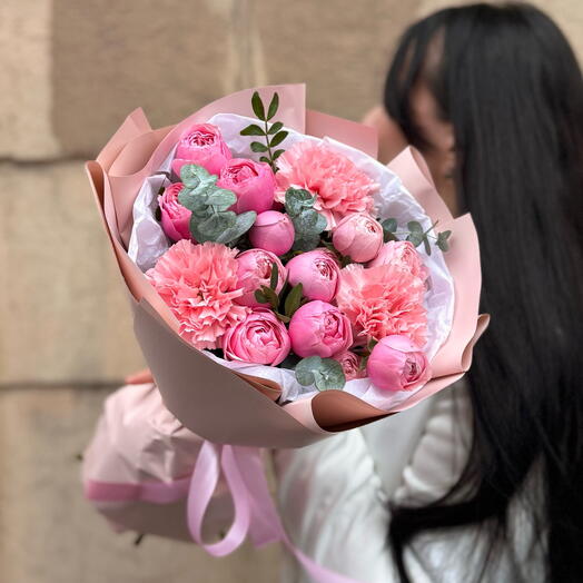 Дуо букет из пионовидных роз silva pink и диантусов