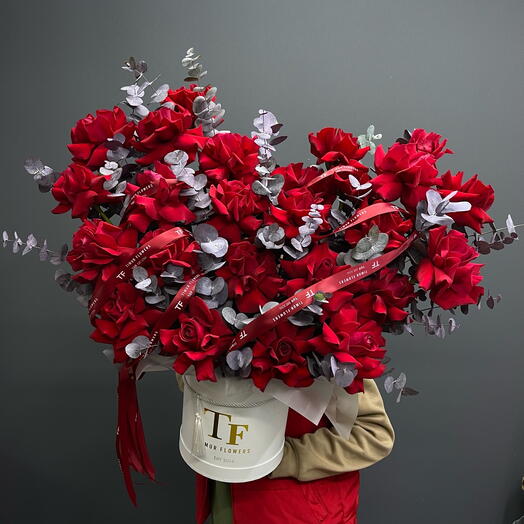 Голландская ажурная роза с эвкалиптом