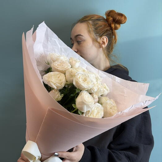 Нежный букет из кустовых роз