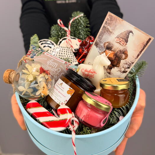 Подарочный набор с ароматами ручной работы, сладостями и зачарованным шаром