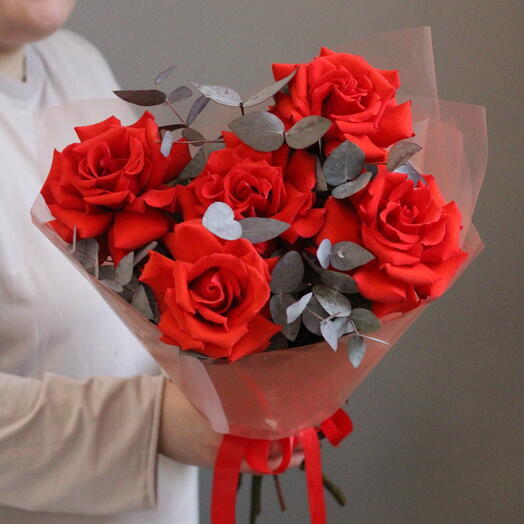 5 алых французских роз с эвкалиптом
