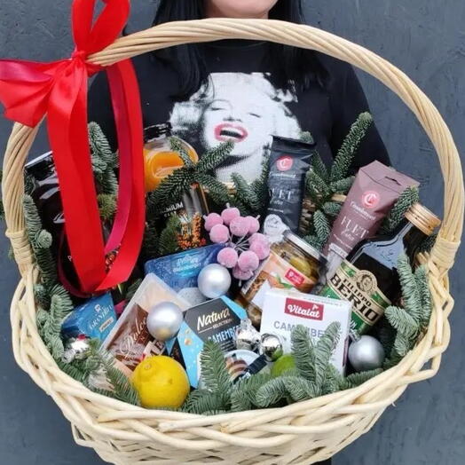 Подарочная корзина с благородными сырами, колбасами, оливками, соками