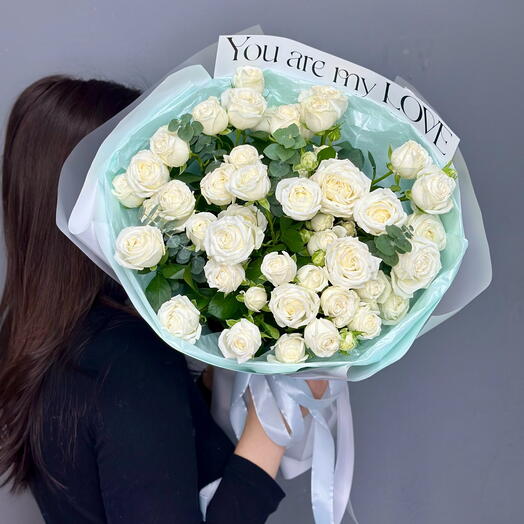 Белоснежные кустовые розы в моно букете 😍