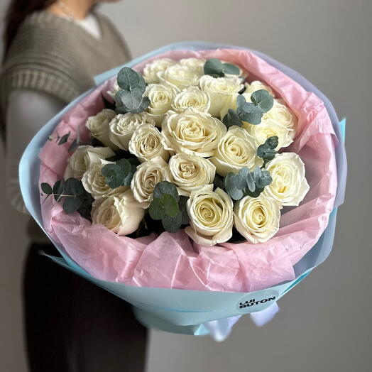 Букет  "25 белых роз с эвкалиптом"