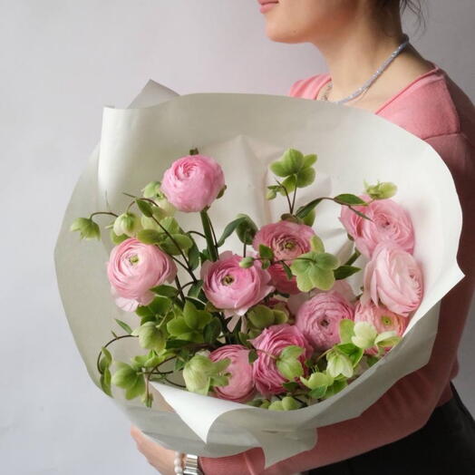 Букет с хелеборусом и ранункулюсами