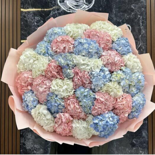 Огромный букет из 35 гортензий