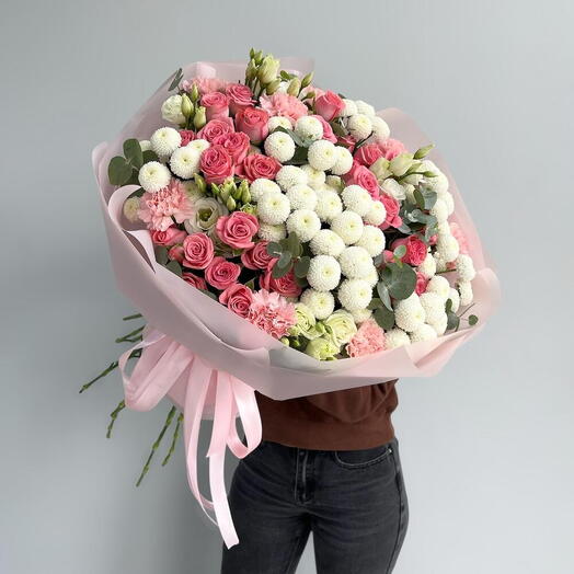 Букет из нежных хризантем,кустовых роз «Любовь»