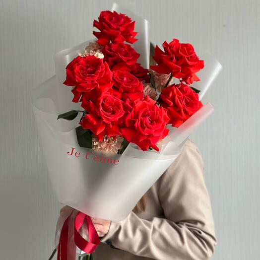 Букет «я тебя люблю» из красных французских роз и карамельных диантусов