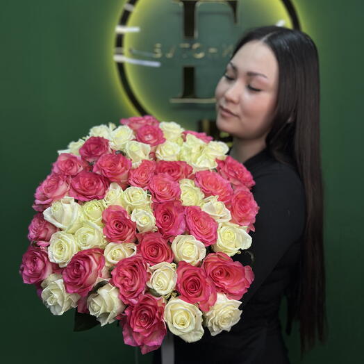 Букет микс из 51 белая и розовая роза
